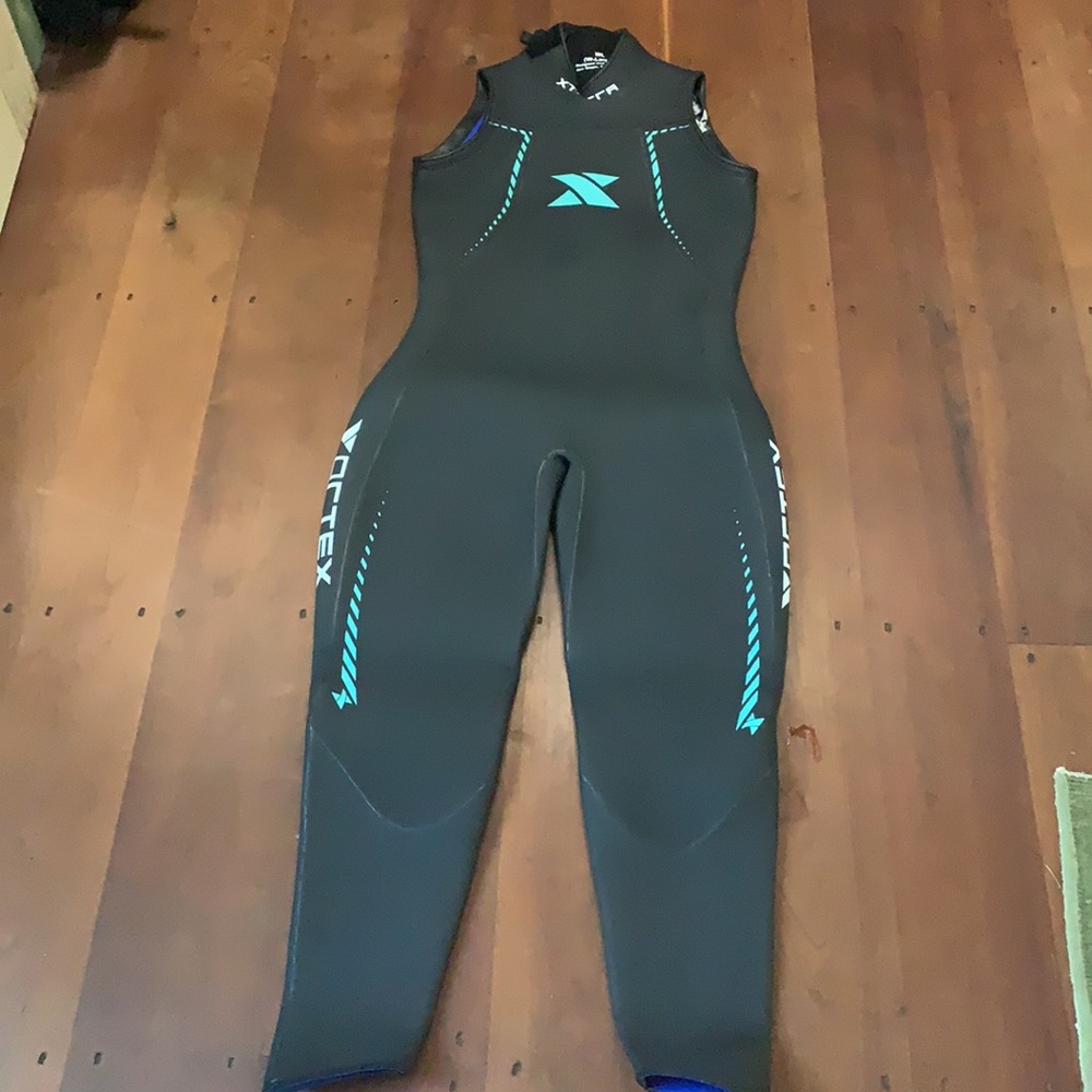 Xterra women’s bodysuit size XL - like new condition